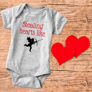 Hören wie Cupid stehlen Baby Strampler