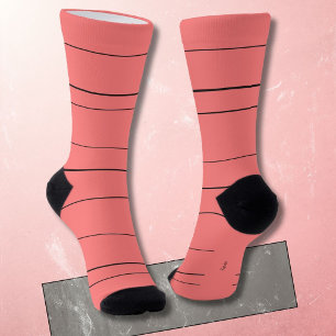 Horizontale Linien, schwarze Streifen auf Rot Socken