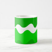 Horizontale Wellen in Grün und Weiß Kaffeetasse (Mittel)