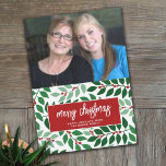 Horizontales Foto - Frohe Weihnachten Botanisch Ro<br><div class="desc">Fügen Sie diesem eleganten und trendigen Design familiäre Fotos hinzu. Dieses kann für jeden Weihnachtsgrüßen verwendet werden - glückliche Feiertage, Jahresgrüße und mehr. Die Vorderseite besteht aus einem großen horizontalen Foto in einer modernen Collage mit einem trendigen Script-Schriftart. Die Rückseite ist mit einem modernen botanischen Muster in Rot und Grüntöne...</div>