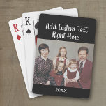 Horizontales Foto mit Skriptfamilie Text und Jahr Spielkarten<br><div class="desc">Schwarzer Hintergrund mit einem Foto und einem Schriftzeichen Text Ein lustiger Weg, Erinnerungen zu erfassen und sie mit Freunden zu teilen. Fügen Sie ein horizontales Foto und Ihre Lieblings-Beschriftung, um ein cooles Geschenk für Freunde zu machen. Verwenden Sie zum besten Ergebnis ein horizontales Foto. Um die Hintergrundfarbe zu ändern, klicken...</div>