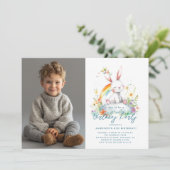 Horizontales Niedliches Weißkaninchen und Regenbog Einladung (Stehend Vorderseite)