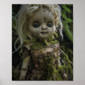 Horror Creepy Doll im Wald Poster (Vorne)