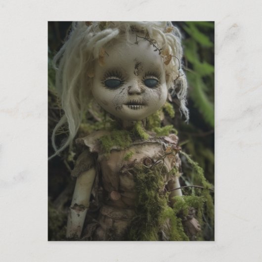 Horror Creepy Doll im Wald Postkarte (Vorderseite)
