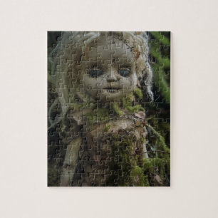 Horror Creepy Doll im Wald Puzzle