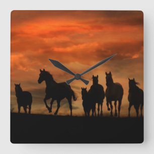 Horses at sunset running clock quadratische wanduhr
