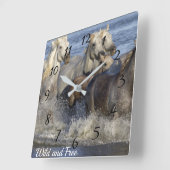 Horses galloping in the water quadratische wanduhr (Winkel)