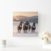 Horses galloping on a winter morning - quadratische wanduhr (Zuhause)