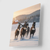 Horses galloping on a winter morning - quadratische wanduhr (Winkel)