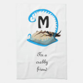 Horseshoe Crab Playing in der Water Monogram Geschirrtuch (Vertikal)