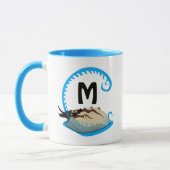 Horseshoe Crab Playing in der Water Monogram Tasse (Links)
