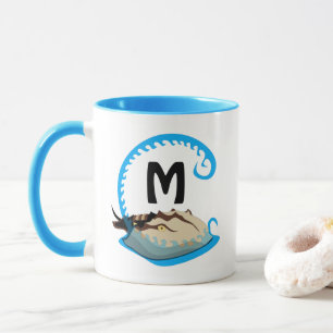 Horseshoe Crab Playing in der Water Monogram Tasse