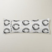 "Horseshoe Elegance" Seitenschläferkissen (Vorderseite)