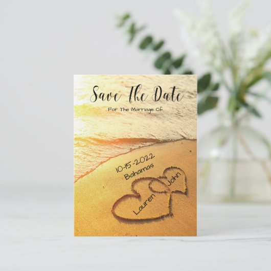 Hört im Sand am Strand Save the Date Hochzeit Postkarte (Stehend Vorderseite)