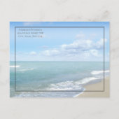 Hört in der Sandmonogramm Save the Date Hochzeit Ankündigungspostkarte (Rückseite)