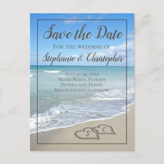 Hört in der Sandmonogramm Save the Date Hochzeit Ankündigungspostkarte (Vorderseite)