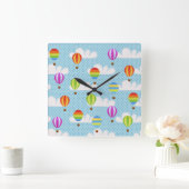 Hot Air Ballons in Cloudy Dotty Sky Quadratische Wanduhr (Zuhause)