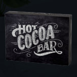 Hot Cocoa Bar Chalkboard Zeichen Holzkisten Schild<br><div class="desc">Dieses Kakao-Hot-Kakao-Bar mit Kreidehandschrift,  die auf einem Imitat-Chalkboard-Hintergrund "Hot Cocoa Bar" steht. Die Schrift enthält dekorative Wimpern und dekorative Wirbel.</div>