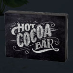 Hot Cocoa Bar Chalkboard Zeichen Holzkisten Schild<br><div class="desc">Dieses Kakao-Hot-Kakao-Bar mit Kreidehandschrift,  die auf einem Imitat-Chalkboard-Hintergrund "Hot Cocoa Bar" steht. Die Schrift enthält dekorative Wimpern und dekorative Wirbel.</div>