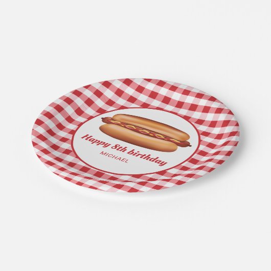 Hot Dog auf Red Gingham Pattern Happy Birthday Pappteller (Schrägansicht)