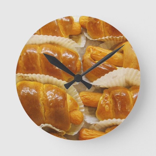 Hot Dog Cake ... Asiatische Nachspeise Runde Wanduhr (Vorderseite)