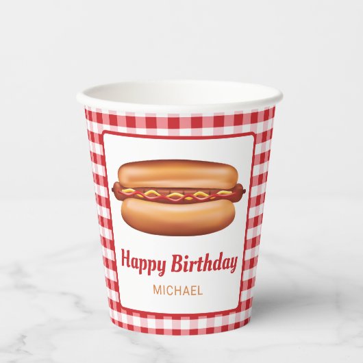 Hot Dog Snack auf Red Gingham Happy Birthday Pappbecher (Vorderseite)