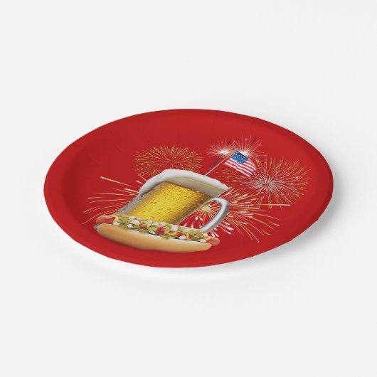 Hot Dog und Bier mit Feuerwerk und Fahne Pappteller (Schrägansicht)