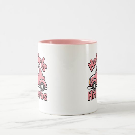 Hot Girls Hit Curbs Pink Funny Zweifarbige Tasse (Mittel)