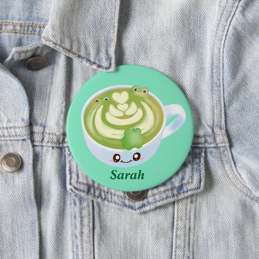 Hot Matcha Green Tee Latte mit Niedlichen Fröschen Button (Beispiel)