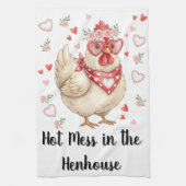 Hot Mess in the Henhouse Valentine Chicken Geschirrtuch (Vertikal)
