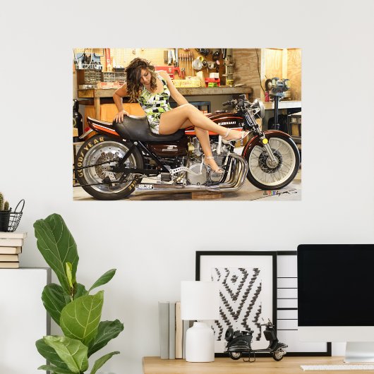 Hot Model KELSEY auf einem klassischen Kawasaki Z1 Poster (Heimbüro)