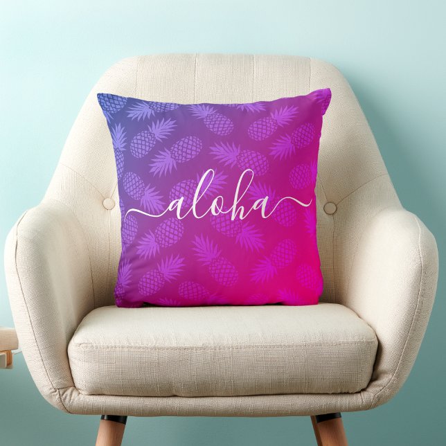 Hot Pink Aloha Script Ananas Muster Tropical Kissen (Von Creator hochgeladen)