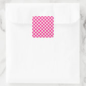 Hot pink and tan checkerboard pattern quadratischer aufkleber (Tasche)