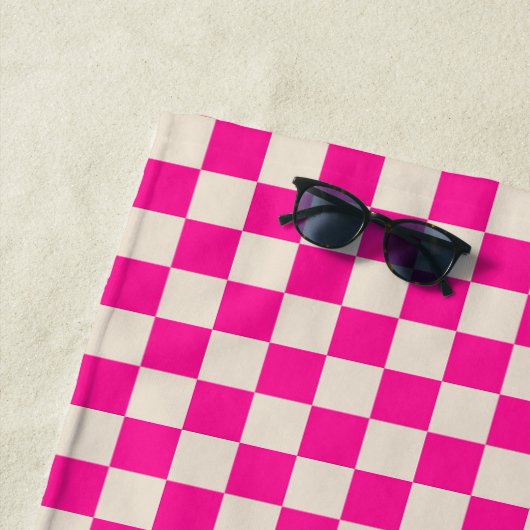 Hot pink and tan checkerboard pattern strandtuch (Beispiel)