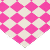 Hot pink and tan checkerboard pattern tischdecke (Schrägansicht)