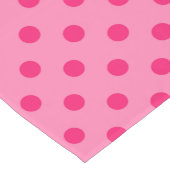 Hot Pink auf rosa Polka Dots Design Kurzer Tischläufer (Ecke)