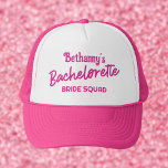Hot Pink Bachelorette Personalisiert Trucker Hat Truckerkappe<br><div class="desc">Dress the Bride Squad in passenden Hot Pink Bachelorette LKWs. Sehr niedlich für Ihre Tage oder Nächte zusammen zu feiern, Ihre ganz persönliche Note. Personalisiert mit dem Namen der Braut an der Spitze und Bachelorette in einem Retro-Drehbuch der 90er Jahre. Der Text "Bride Squad" kann auch mit "Team Bride" "Bride...</div>