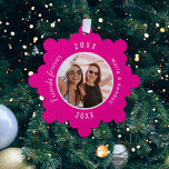 Hot Pink besten Freunde Foto Ornament Karte<br><div class="desc">Personalisieren Sie Ihr eigenes Foto. Ein warmes rosa Hintergrund. Geben Sie Ihre Namen und das Jahr ein. Weißer Text.</div>