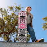 Hot Pink, Black and White Mandala - Monogramm Skateboard<br><div class="desc">Skateboard. Heiß rosa, schwarz und weiß Mandala Muster mit Monogramm für Sie bereit zu personalisieren. ✔ HINWEIS: ÄNDERN SIE NUR DIE VORLAGEBEREICHE, DIE SIE BENÖTIGEN! 😀 Sie können den Text bei Bedarf entfernen und neu hinzufügen, was immer Sie möchten und welchen Schriftart Sie möchten. 📌 Wenn Sie weitere Anpassungen benötigen,...</div>