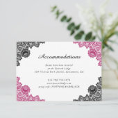 Hot Pink Black Floral Lace Hochzeitsunterkunft Begleitkarte (Stehend Vorderseite)