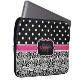 Hot Pink Black Mit Monogramm Damask Polka Dot Laptopschutzhülle (Vorne Rechts)