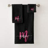 Hot Pink Black Modern Script Name Girl Monogram Badhandtuch Set (Insitu)