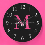 Hot Pink Black Modern Script Name Girl Monogram Große Wanduhr<br><div class="desc">Machen Sie mit unserer Hot Pink Modern Script Girly Monogram Name Large Clock eine mutige Aussage in Ihrem Raum! Mit einem lebhaften, heißen rosa Design und personalisiert mit Ihrem Namen in einem eleganten, modernen Drehbuch fügt diese Uhr jedem Zimmer eine stilvolle und persönliche Touch hinzu. Ideal für Schlafzimmer, Büroräume oder...</div>