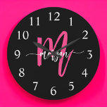 Hot Pink Black Modern Script Name Girl Monogram Große Wanduhr<br><div class="desc">Machen Sie mit unserer Hot Pink Modern Script Girly Monogram Name Large Clock eine mutige Aussage in Ihrem Raum! Mit einem lebhaften, heißen rosa Design und personalisiert mit Ihrem Namen in einem eleganten, modernen Drehbuch fügt diese Uhr jedem Zimmer eine stilvolle und persönliche Touch hinzu. Ideal für Schlafzimmer, Büroräume oder...</div>