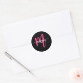 Hot Pink Black Modern Script Name Girl Monogram Runder Aufkleber (Umschlag)