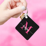 Hot Pink Black Modern Script Name Girl Monogram Schlüsselanhänger<br><div class="desc">Behalt deine Schlüssel stilvoll mit unserem Hot Pink Modern Script Girly Monogram Name Schlüsselanhänger! Dieser Schlüsselanhänger mit seinem lebhaften, rosafarbenen Design ist mit Ihrem Namen in einem schicken, modernen Drehbuch für eine maßgeschneiderte, modische Touch personalisiert. Ideal, um einen Flair in Ihre Tasche zu stecken, sowohl praktisch als auch stilvoll. Dieser...</div>