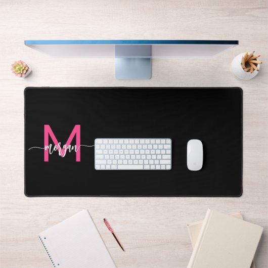 Hot Pink Black Modern Script Name Girl Monogram Schreibtischunterlage (Büro 1)