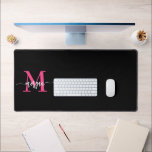 Hot Pink Black Modern Script Name Girl Monogram Schreibtischunterlage<br><div class="desc">Erweitern Sie Ihren Arbeitsbereich mit unserer Hot Pink Modern Script Girly Monogram Name Desk Mat! Diese Schreibtischmatte mit einem kühnen, rosa Design ist mit Ihrem Namen in einem schicken, modernen Drehbuch für eine benutzerdefinierte Touch personalisiert. Aus hochwertigen, langlebigen Materialien gefertigt, bietet es eine glatte, komfortable Oberfläche zum Schreiben und Verwenden...</div>