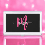 Hot Pink Black Modern Script Name Girl Monogram Visitenkarten Dose<br><div class="desc">Machen Sie eine berufliche Aussage mit unserem Hot Pink Modern Script Girly Monogram Name Business Card Case! Dieses elegante und stilvolle Gehäuse besticht durch ein fett rosa Design, das mit Ihrem Namen in einem eleganten, modernen Drehbuch für eine schicke, individuelle Touch personalisiert ist. Ideal zum Tragen und Schützen Ihrer Visitenkarten,...</div>