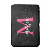 Hot Pink Black Monogram Girl's Dorm Room Badematte (Vorderseite Vertikal)
